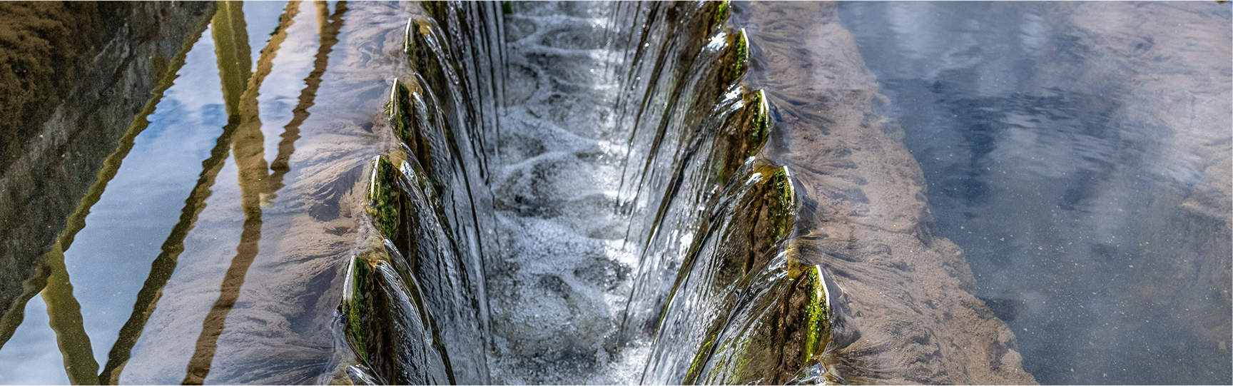 Un canale artificiale con acqua che scorre