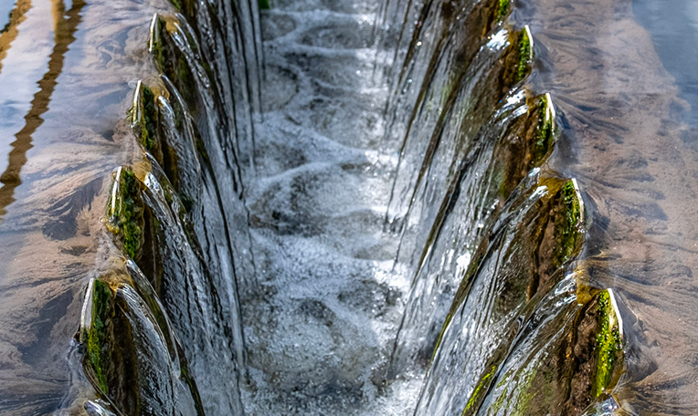 Un canale artificiale con acqua che scorre