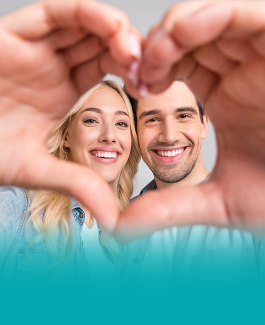 Campagna Bonus Idrico Integrativo 2025, con un uomo e una donna che sorridono rivolti all'obiettivo e creano un cuore con le loro mani