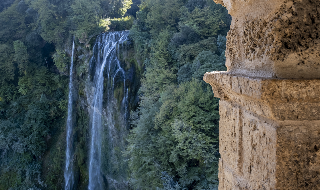 Una cascata nel bosco nel territorio gestito da Ato 2