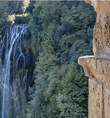 Una cascata nel bosco nel territorio gestito da Ato 2